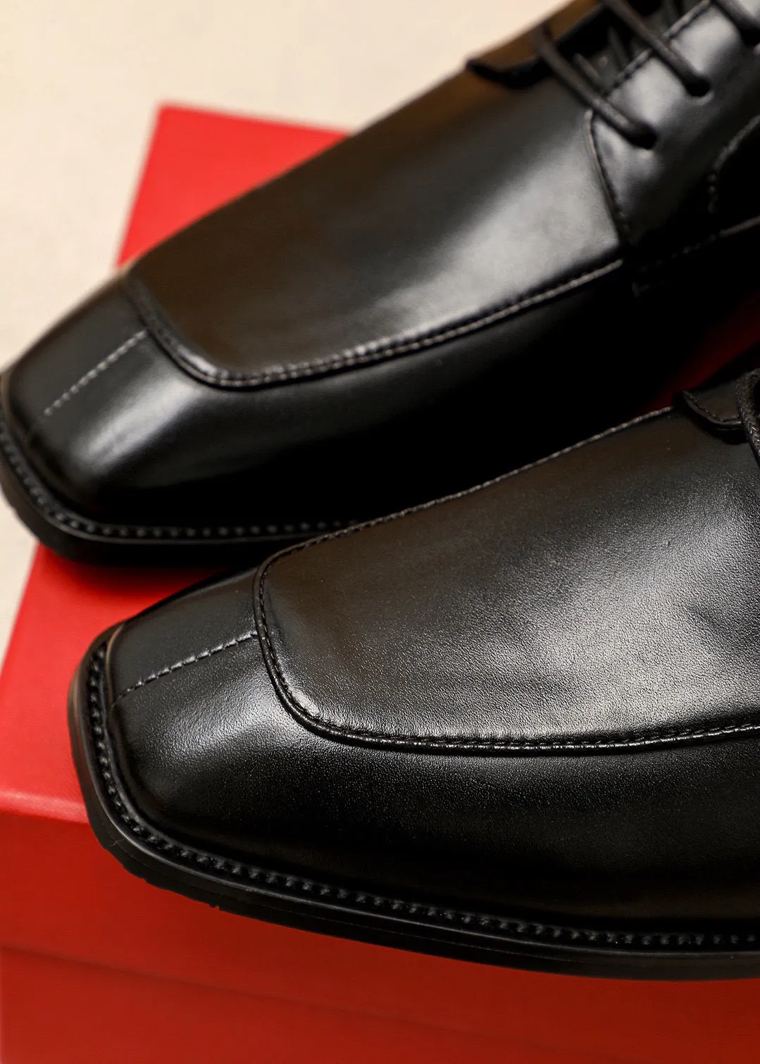Men's shoes 💰442 💐 Product trademark: Ferragamo "Ferragamo" business leather shoes Regular size: 38-44 (45.46🉑️customized) Product materials: Selected imported first-layer calfskin upper + luxury hardware buckle, imported water-dyed cow leather lining. Strong three-dimensional visual effect, original combination outsole Color: 2⃣️colors available
